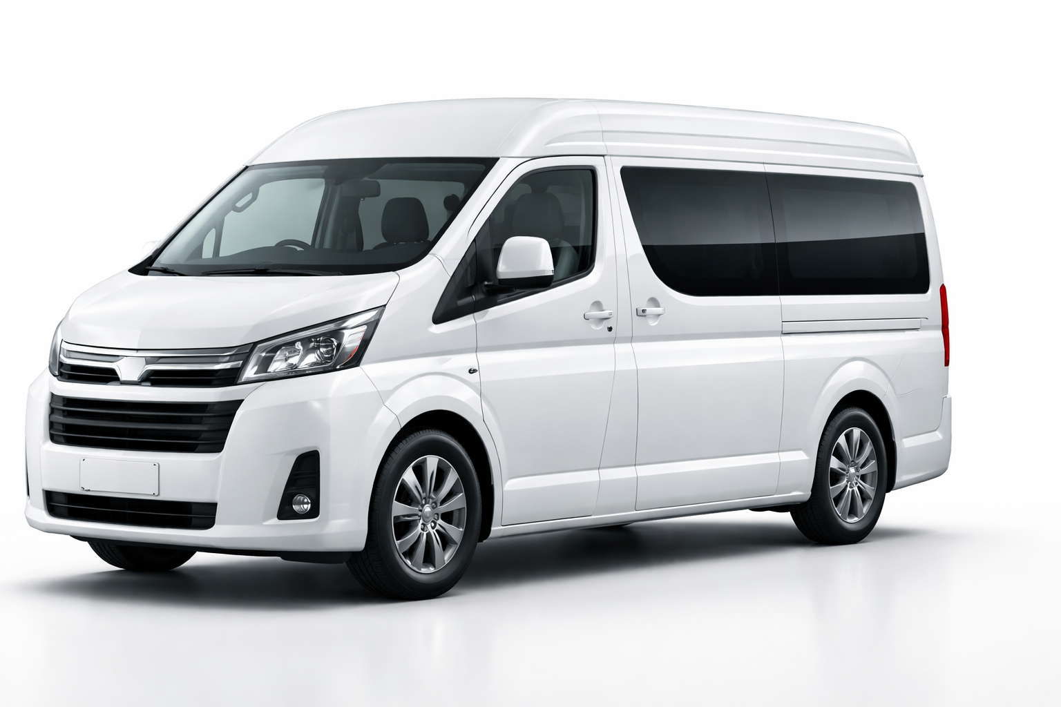 トヨタの新型ハイエース改良モデルの外観イメージ（ホワイト・商用バン）